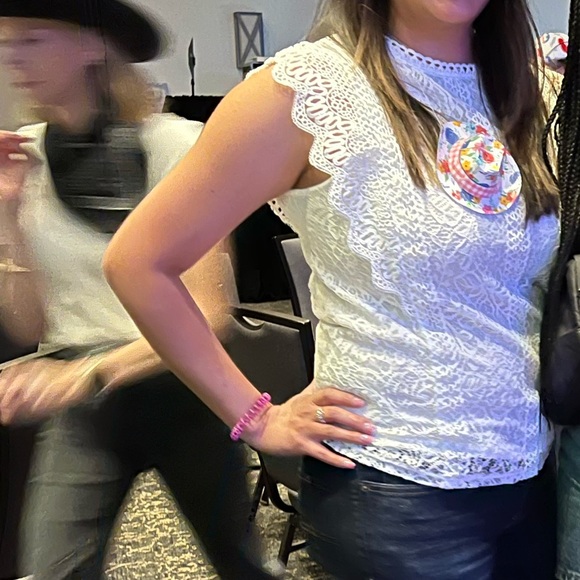 Embroidered White Sleeveless Top‎ - Picture 5 of 6